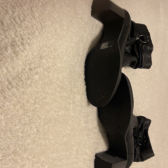 Bandolino boots never worn size 9. Leather - Picture 4 of 7